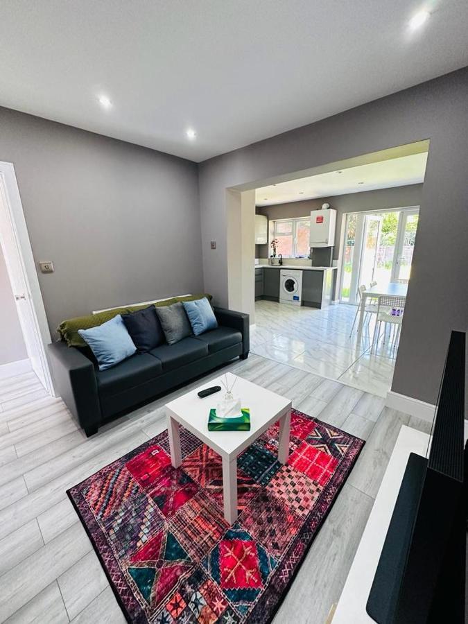 Burmese - 5 Bedroom House Earley Экстерьер фото