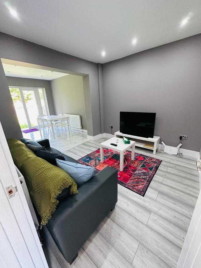 Burmese - 5 Bedroom House Earley Экстерьер фото